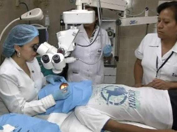 Dùng rau thơm lấy sâu ra khỏi mắt bệnh nhân