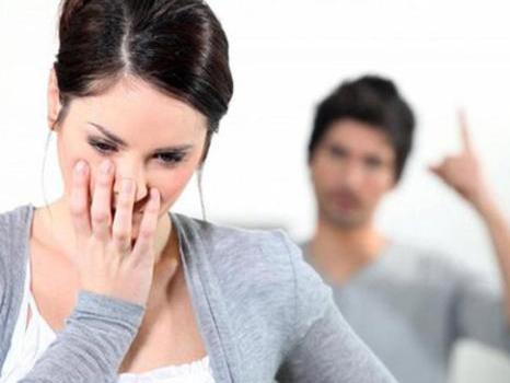 Chồng đánh tôi vì bênh người cũ