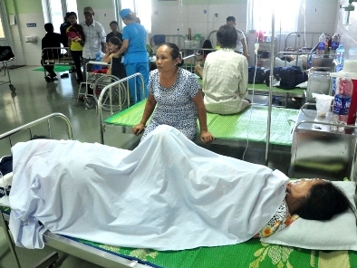 Ăn bánh mì, hàng chục người nhập viện vì ngộ độc