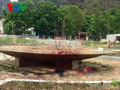 Hai vợ chồng ôm mìn tự sát kinh hoàng