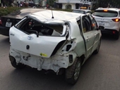 Toyota Yaris móp méo chạy trên đường Hà Nội gây xôn xao