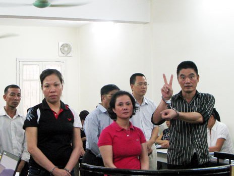 Cựu công an lừa Báo Thanh Niên tạo dáng xì teen tại tòa