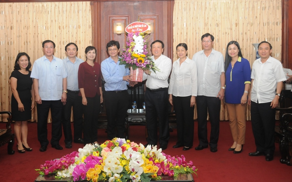  PGS.TS Nguyễn Hòa Bình, Ủy viên Trung ương Đảng, Viện trưởng VKSNDTC tặng hoa chúc mừng Đài Truyền hình Việt Nam. Ảnh: Văn Tình