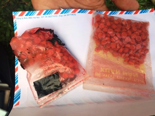 Tổ công tác 141 bắt nóng 2 đối tượng mang 300 viên hồng phiến