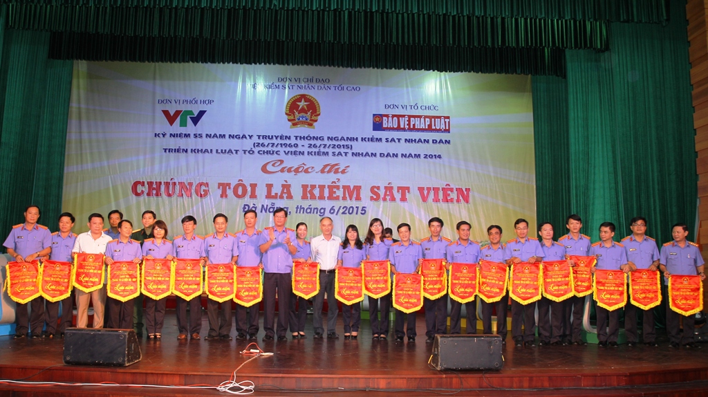 Tiến sỹ Trần Công Phàn tặng cờ lưu niệm cho 24 đội tham gia thi đấu Cụm 3 tại Đà Nẵng.
