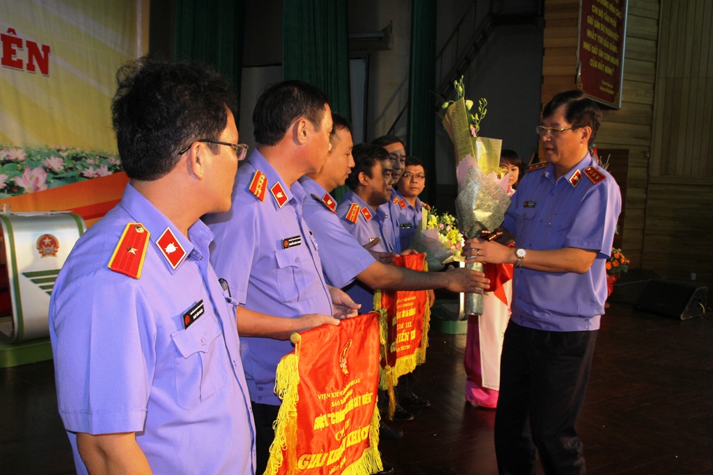Tiến sỹ Trần Công Phàn tặng hoa và cờ lưu niệm cho các đội đạt giải Khuyến khích cuộc thi tại Cụm 3.