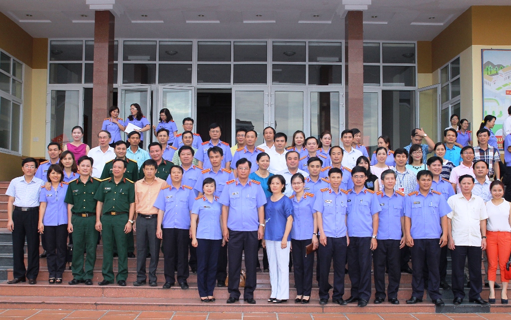 Tiến sỹ Trần Công Phàn chụp ảnh lưu niệm cùng các đội tham gia dự thi Cụm 3.