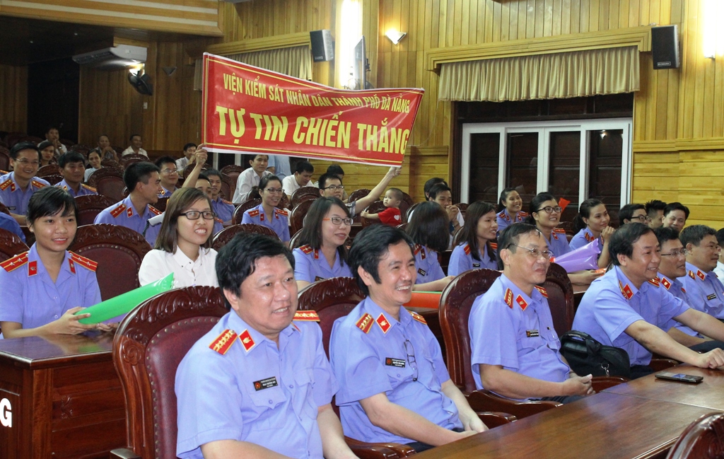 Đội cổ động viên Đà Nẵng với khẩu hiệu TỰ TIN CHIẾN THẮNG cỗ vũ đội nhà.