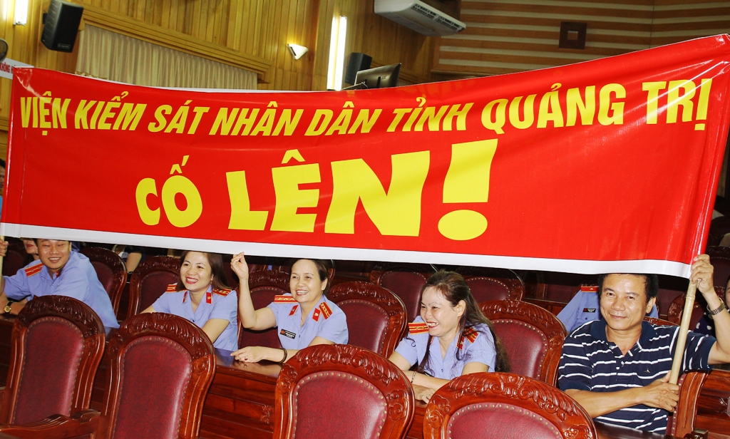Đội cổ động viên Quảng Trị cuồng nhiệt cỗ vũ đội nhà thi đấu.