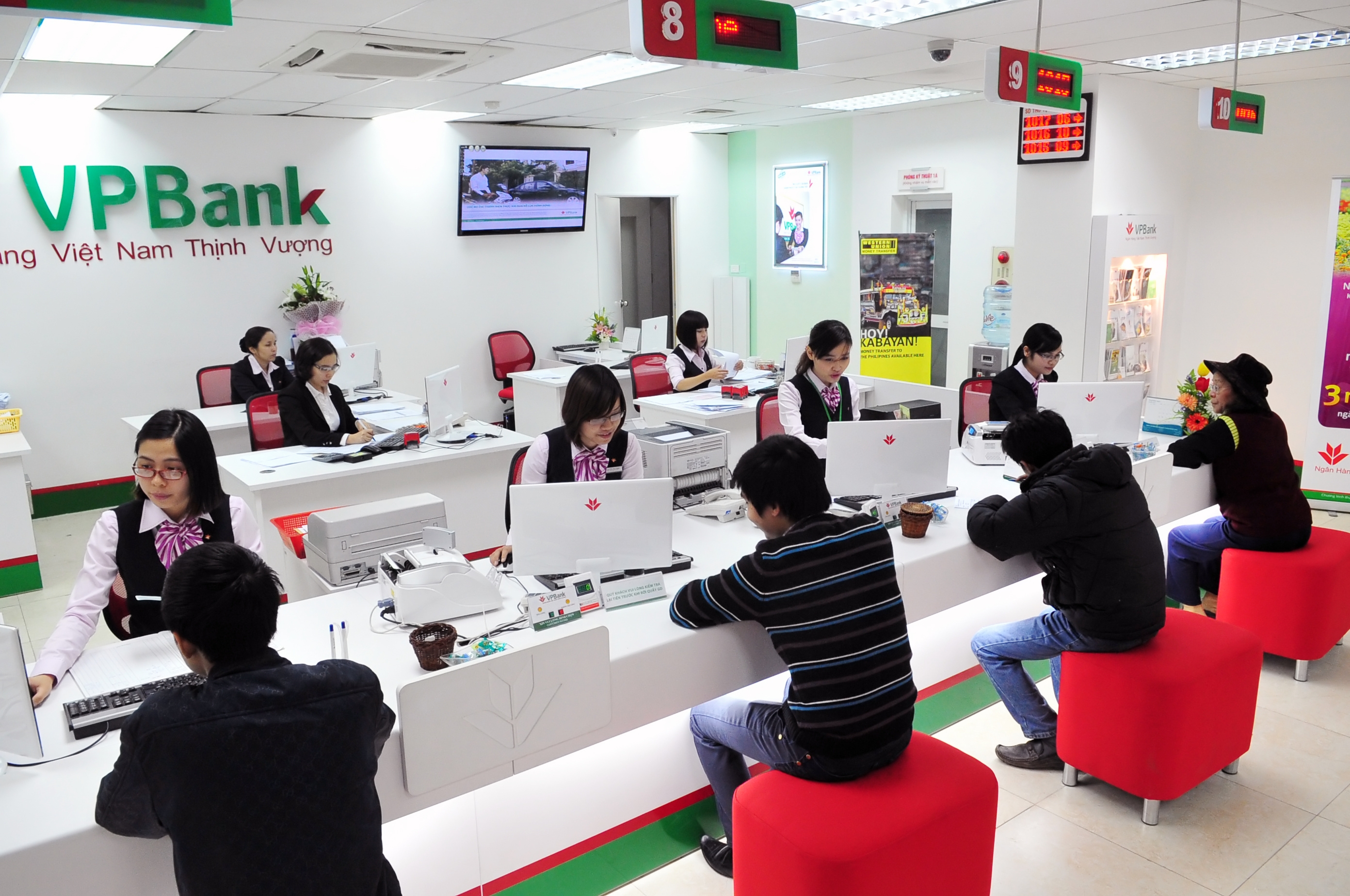 Lãnh đạo ngân hàng VPBANK trốn tránh trách nhiệm trả lời Báo chí