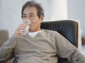 Uống một cốc nước vào ban đêm có thể phòng nhiều bệnh