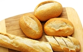 Rùng mình phát hiện bánh mì dùng chất phụ gia trong sản xuất nhựa