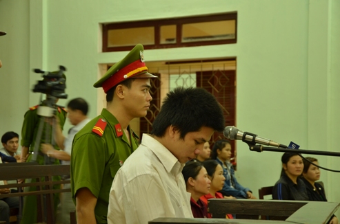 Ghen tuông, ép vợ uống thuốc diệt cỏ