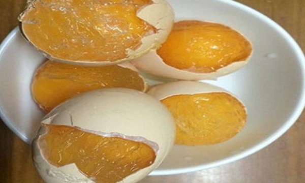 Trứng dẻo, dai như cao su có phải là giả