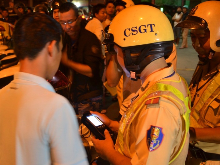 Nổ 5 phát súng khống chế 2 thanh niên chống đối cảnh sát