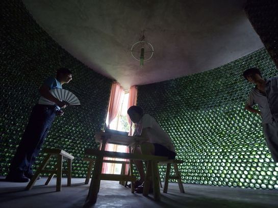 Văn phòng xây từ 8500 vỏ chai bia