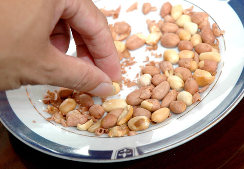 Mẹ bầu ăn lạc giảm nguy cơ dị tật cho thai nhi tới 70