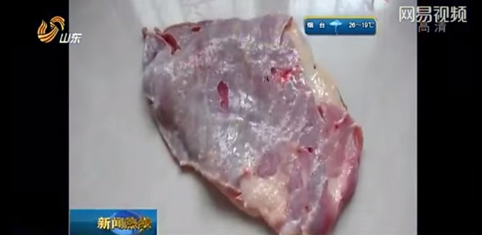 Rùng mình với miếng thịt bò sắp nấu vẫn còn động đậy