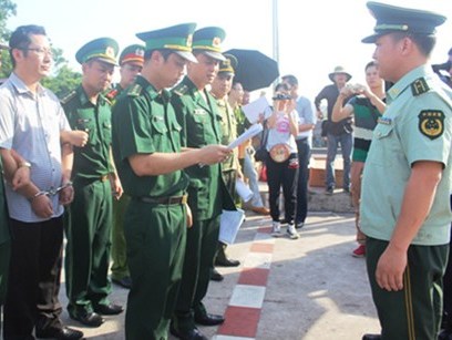 Trao trả đối tượng lừa đảo bị truy nã cho Trung Quốc