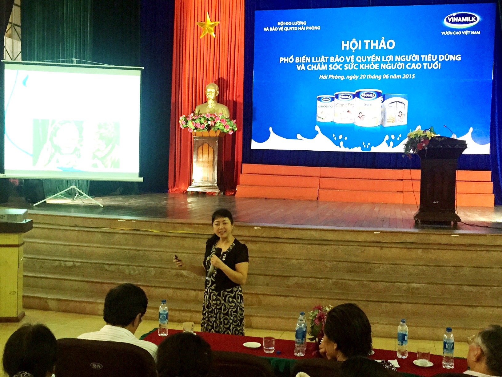 Tiến sĩ Bác sĩ Phạm Thúy Hòa, Viện trưởng Viện Dinh dưỡng Ứng dụng – Hội Dinh dưỡng Việt Nam chia sẻ thông tin “Dinh dưỡng ở người cao tuổi” tại hội thảo ở Hải Phòng