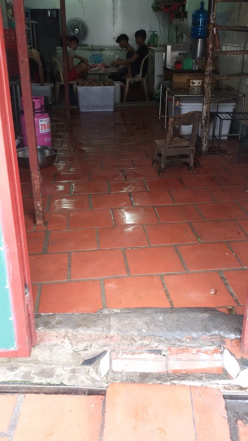 Rùng mình gia vị lạ ngâm tẩm chân giò, đùi gà muối