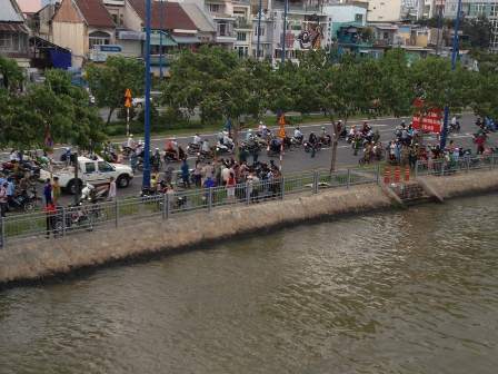 Ăn xong hộp cơm, người đàn ông lao thẳng xuống kênh tự tử