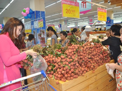 Vải phá giá vẫn vắng người mua Miền Bắc ế thừa, miền Nam đắt đỏ