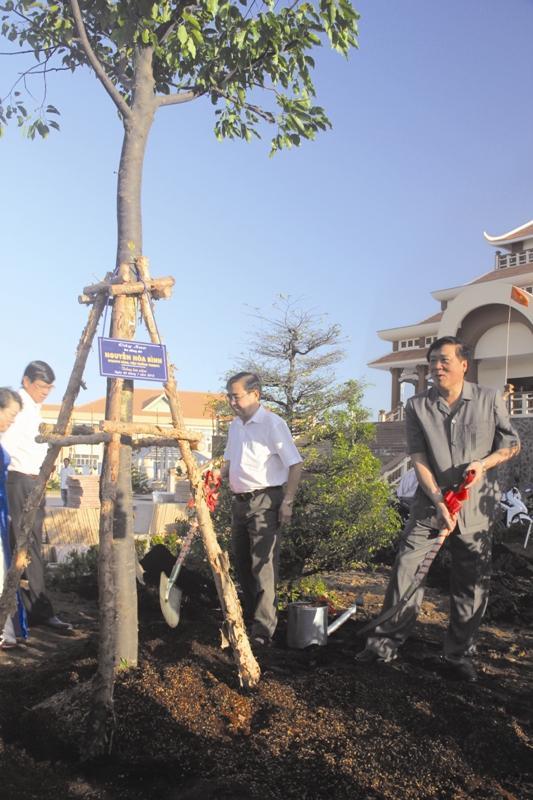  PGS.TS Nguyễn Hòa Bình, Ủy viên Trung ương Đảng, Viện trưởng VKSNDTC trồng cây tại Khu lưu niệm Luật sư Nguyễn Hữu Thọ (Bến Lức - Long An).