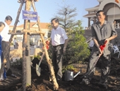 Viện trưởng VKSNDTC Nguyễn Hòa Bình trồng cây tại Khu lưu niệm Luật sư Nguyễn Hữu Thọ