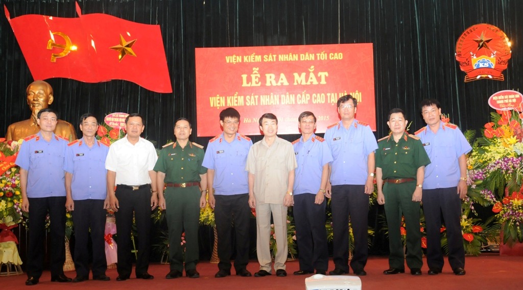  Lãnh đạo VKSNDTC chụp ảnh với lãnh đạo VKSND cấp cao tại Hà Nội và các đại biểu.