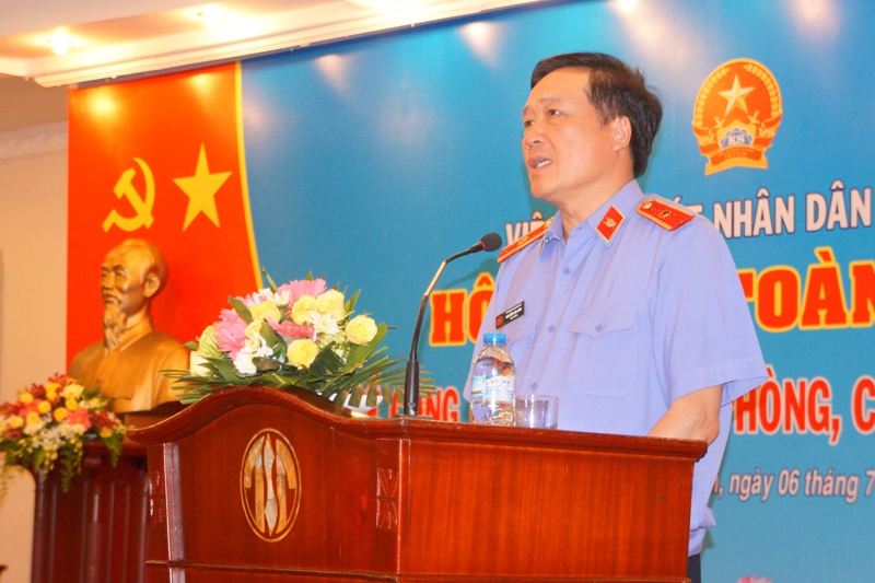  PGS.TS Nguyễn Hòa Bình, Ủy viên Trung ương Đảng, Viện trưởng VKSNDTC phát biểu chỉ đạo tại Hội nghị.