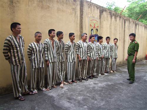 Cụ ông gần 90 tuổi cùng 10 đối tượng tham gia đánh bạc