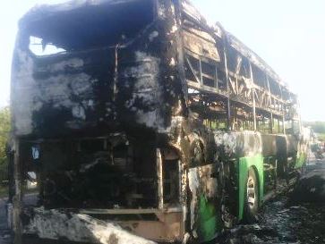 Xe khách bốc cháy, 46 người đang ngủ cuống cuồng thoát thân