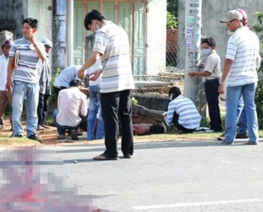 Một thanh niên nghi bị chém chết, ném thi thể giữa đường