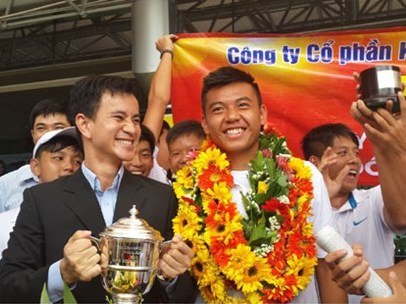 Người hâm mộ TP HCM đón Lý Hoàng Nam trở về