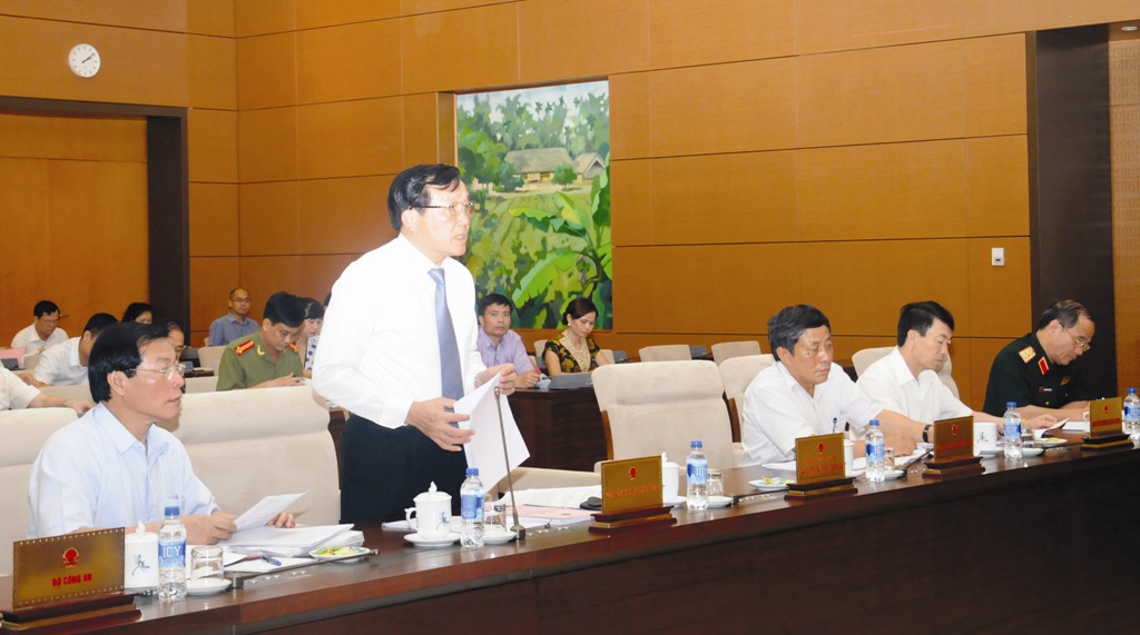  Viện trưởng VKSNDTC trình bày báo cáo tóm tắt nội dung các Tờ trình tại phiên họp.