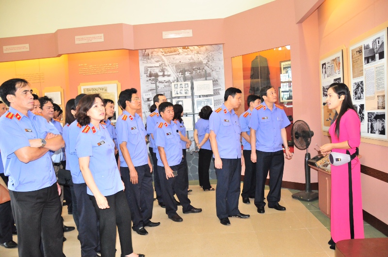  Đoàn đại biểu tham quan Nhà trưng bày thân thế, sự nghiệp đồng chí Hoàng Quốc Việt.