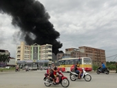 Bắc Ninh Cháy lớn ở khu công nghiệp 1, khói nhựa bốc nghi ngút