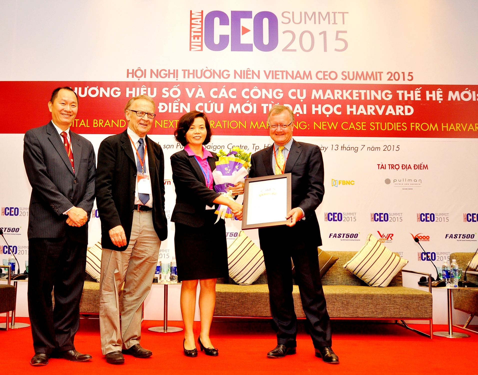 Bà Bùi Thị Hương, Giám Đốc Điều Hành Vinamilk đại diện công ty nhận giải thưởng doanh nghiệp đứng đầu Top 10 thương hiệu uy tín nhất trên truyền thông năm 2015