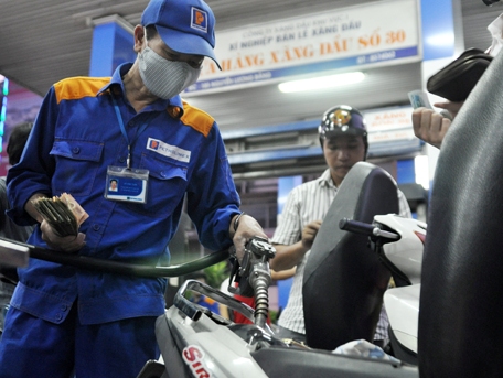 Giá xăng sắp giảm 700-800 đồng lít