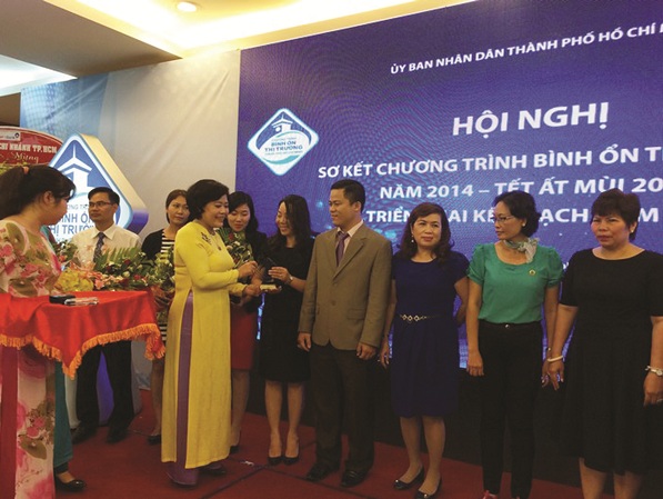Bà Nguyễn Thị Hồng, Phó Chủ tịch UBND TP.HCM với các đại biểu tại Hội nghị sơ kết chương trình BOTT.