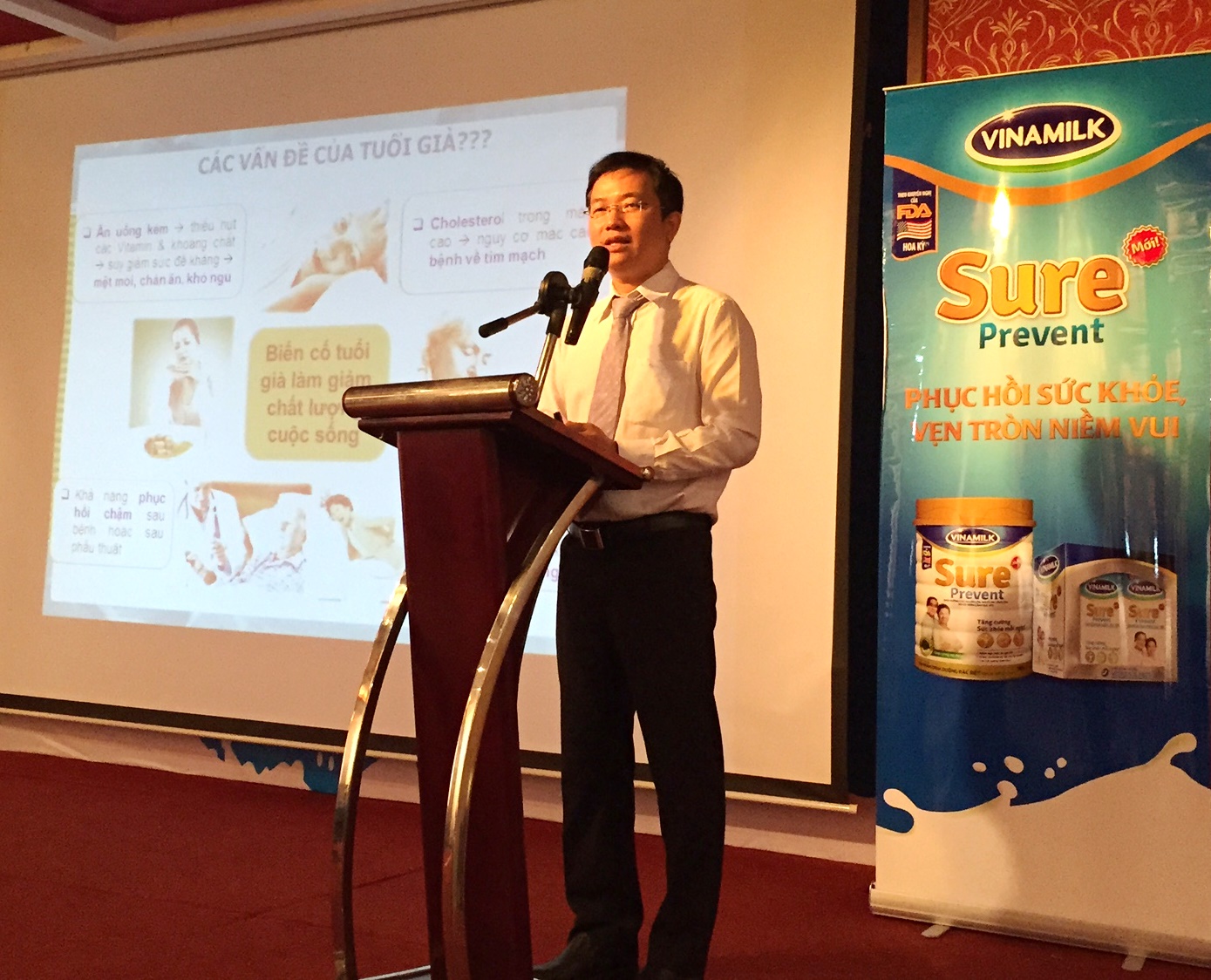 Ông Mai Thanh Việt – Giám đốc Marketing ngành hàng sữa bột, công ty Vinamilk chia sẻ những thông tin hữu ích của các sản phẩm dinh dưỡng dành cho người cao tuổi tại hội thảo ở Khánh Hòa