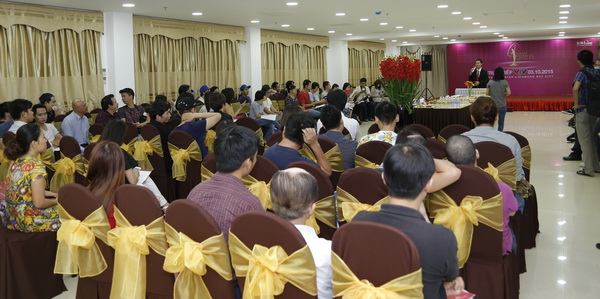 Á hậu Thiên Lý ngạc nhiên trước tin đồn thất thiệt