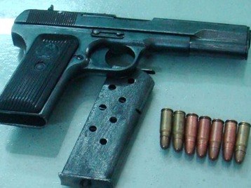 Chiếc vỏ đạn và 3 vết thủng trên gò má tử thi P1