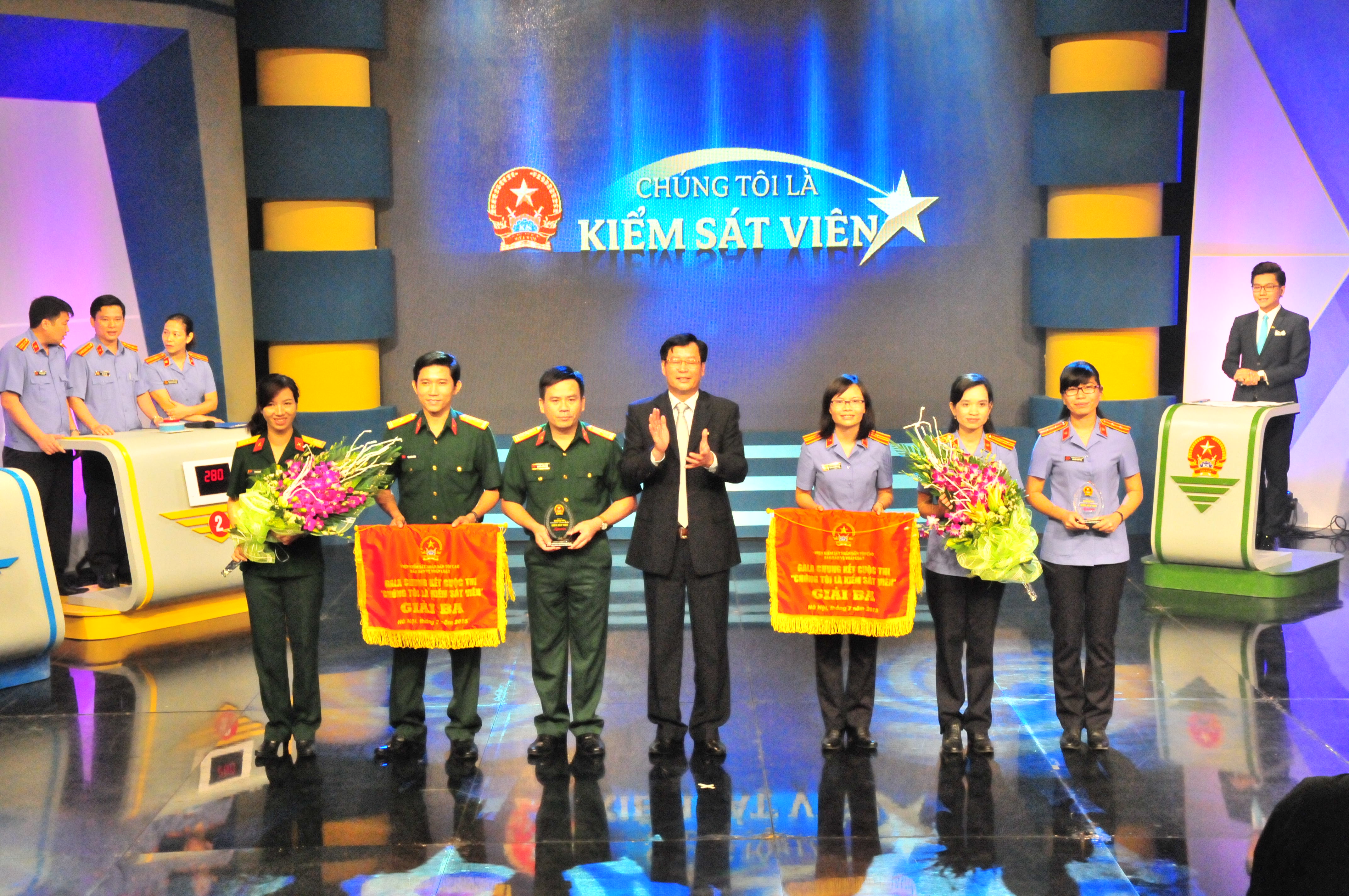 Đồng chí Trần Công Phàn, Phó Viện trưởng VKSNDTC, Trưởng ban chỉ đạo cuộc thi trao giải cho đội thi đến từ VKS Quân sự Quân khu 5 và VKSND tỉnh Tây Ninh