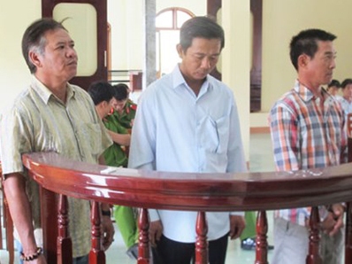 Nhập hộ khẩu khống để 12 Việt kiều nhập lậu ô tô