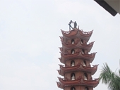 Nam thanh niên cố thủ trên đỉnh tháp chùa Cót, bay thẳng xuống rồi tháo chạy