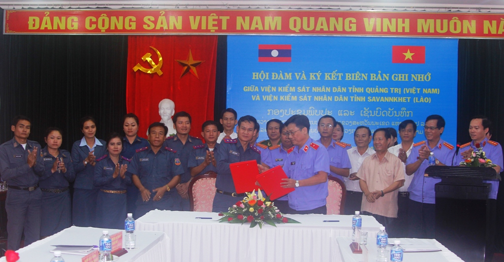 VKSND tỉnh Quảng Trị và VKSND tỉnh Savannakhet cùng nhau ký kết biên bản ghi nhớ về quan hệ phối hợp giữa 2 đơn vị