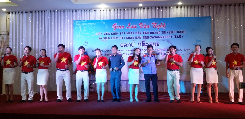 Viện trrưởng VKSND tỉnh Quảng Trị và Phó Viện trưởng VKSND tỉnh Savannakhet cùng lên tham gia một tiết mục văn nghệ trong đêm giao lưu