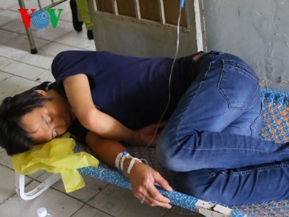 Hàng trăm công nhân cấp cứu nghi bị ngộ độc thức ăn